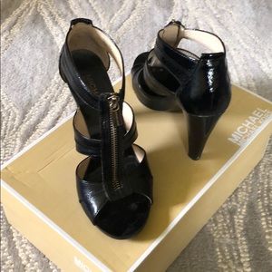 Michael Kors iconic T-Strap zipper heels sz 7M